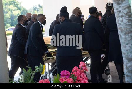 Le cercueil de GEORGE FLOYD arrive à l'église de la Fontaine de louange à Houston pour le premier des deux services commémoratifs avant son enterrement, mardi. La mort de Floyd à Minneapolis il y a deux semaines, aux mains d'un policier blanc, a provoqué des centaines de manifestations contre le racisme dans le monde entier. Banque D'Images