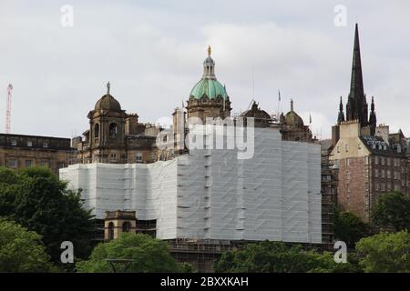 Le Musée sur la Mound à Édimbourg sous échafaudage Banque D'Images