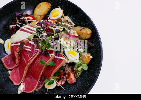 salade niçoise classique avec thon poêlé et légumes croquants Banque D'Images