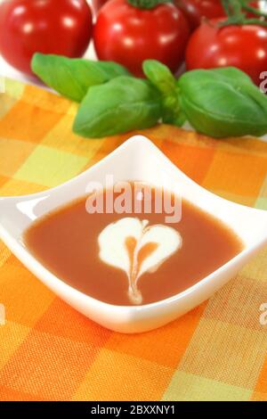 Soupe de tomate avec la crème de noix Banque D'Images