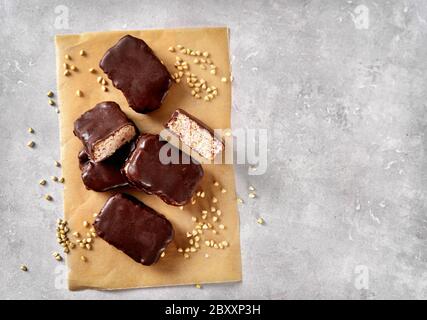 Barres saines de sarrasin vert vegan avec glaçage au chocolat noir Banque D'Images