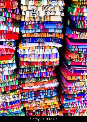 Colonnes de couvertures pliées colorées dans le marché de rue bolivien, la Paz, Bolivie Banque D'Images