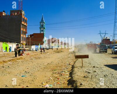 Rue poussiéreuse et nouvelle église en journée ensoleillée, El Alto, la Paz, Bolivie Banque D'Images