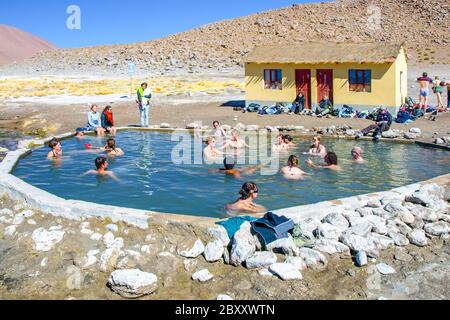 Sources chaudes Aguas Termâles de Polques avec piscine d'eau thermale naturelle scéniquement dans le paysage rocheux impressionnant des Andes, nuages de vapeur pour affleurer avec l'eau d'un lagon en Bolivie, près du Chili Banque D'Images