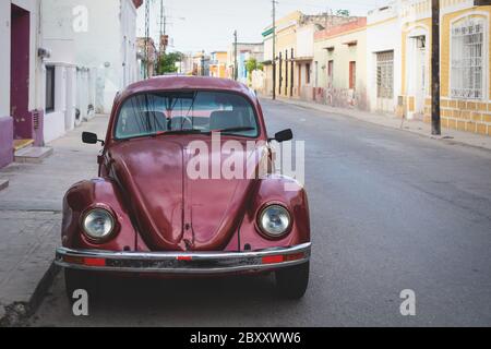 Merica, Yucatan, Mexique - 28 octobre 2018 - Red Oldtimer Volkswagen Beetle dans les rues historiques coloniales Banque D'Images