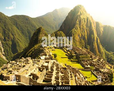Sanctuaire historique de Machu Picchu au-dessus de la Vallée Sacrée de la Vallée d'Urubamba, site du patrimoine mondial de l'UNESCO, Pérou, Amérique latine. Vieille ville d'Incas cachée dans les montagnes. Banque D'Images