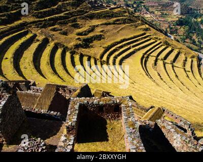 Terrasses de Pisac en journée ensoleillée Banque D'Images