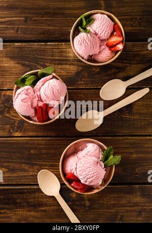 Vue de dessus de crème glacée à la fraise dans des tasses en papier éco Banque D'Images
