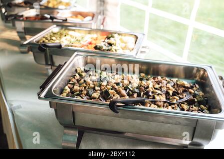 Une Rangee De Casseroles En Acier Inoxydable Sur Les Chauffe Repas Avec Divers Repas Table De Buffet En Libre Service Concept De Celebration Fete Anniversaire Ou Mariage Photo Stock Alamy