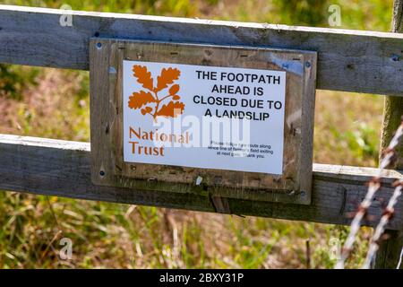 Signature barrière de National Trust sorts: Le chemin alimentaire à venir est fermé en raison d'un glissement de terrain à Whitby, Scarborough, Angleterre Banque D'Images