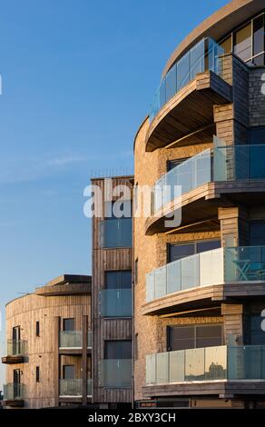 The Ellipse, Quayside, West Bay, Bridport. Développement de logements comprenant des appartements, un magasin de détail et un café. Banque D'Images