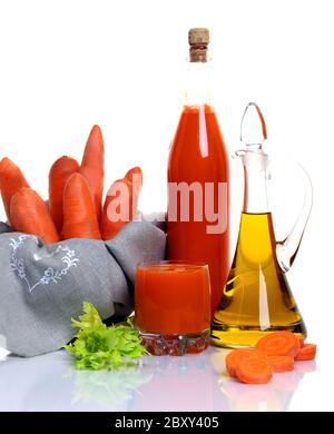 Jus de carottes et de légumes frais crus. Banque D'Images