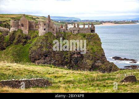 Le château de Dunluce (de l'irlandais: Dún Libhse) est un château médiéval en ruines dans le comté d'Antrim, en Irlande du Nord, le siège de Clan McDonnell. JE Banque D'Images