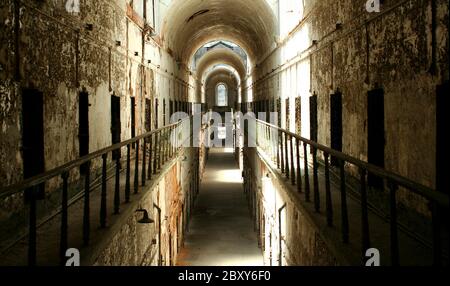 Une ancienne prison historique bloc cellulaire Banque D'Images