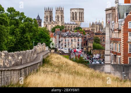 Le mur de la ville de York avec York Minster en arrière-plan. York, Angleterre Banque D'Images