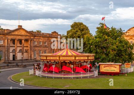 Viktorian Carousel en face du York Castle Museum, Yorkshire, Angleterre, Royaume-Uni Banque D'Images