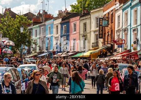 La foule traverse Portobello Road dans le Royal Borough de Kensington et Chelsea, en Angleterre Banque D'Images