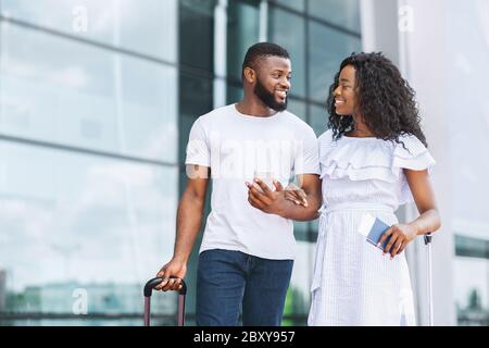 Bon couple afro qui voyage ensemble, est arrivé à l'aéroport Banque D'Images