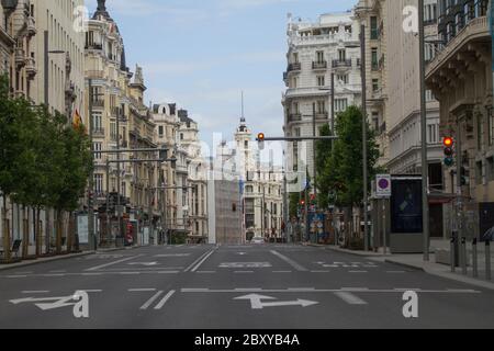 Gran Vía, la rue la plus animée de Madrid, en Espagne, semble déserte pendant le confinement de Covid-19 Banque D'Images