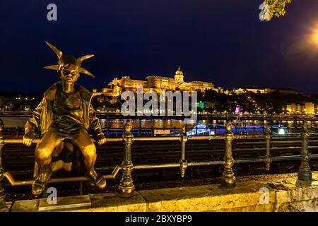 Budapest la nuit, Hongrie. Derrière le Danube à Budapest, le Palais présidentiel Banque D'Images