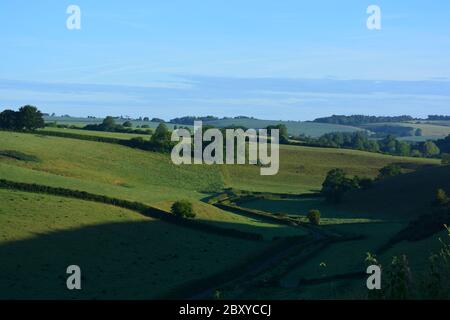 Vue panoramique sur la campagne en été, vue sur la vallée d'Oborne vers le hameau de Poyntington, Sherborne, Dorset, Angleterre Banque D'Images