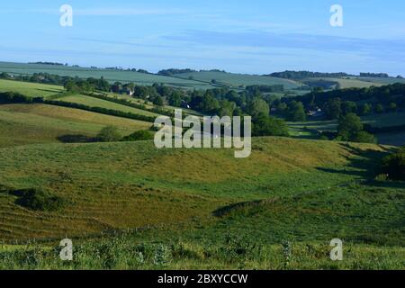Vue panoramique sur la campagne en été, en regardant vers le hameau de Poyntington depuis le sentier de Donkey Lane Sherborne, Dorset, Angleterre Banque D'Images