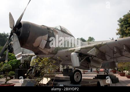 Un avion de l'armée de l'air américaine capturé exposé au Vietnam Military History Museum, à Hanoi. Banque D'Images