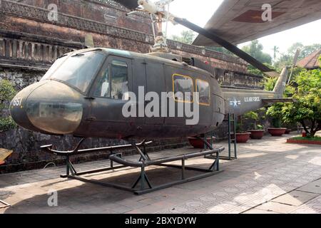 Un hélicoptère de l'armée de l'air américaine capturé exposé au Vietnam Military History Museum, à Hanoi. Banque D'Images