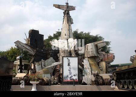 L'épave d'un bombardier américain B-52 écrasé exposé au Vietnam Military History Museum, Hanoi. Banque D'Images
