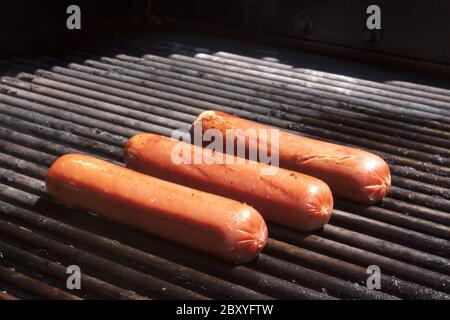 Hot-dogs sur le grill en été Banque D'Images