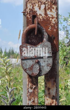 Cadenas sur une porte cassée Banque D'Images