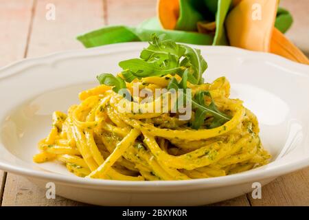 Pâtes avec du Saffron et du pesto à l'arugula Banque D'Images