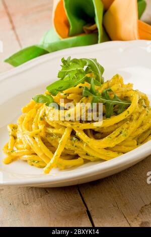 Pâtes avec du Saffron et du pesto à l'arugula Banque D'Images