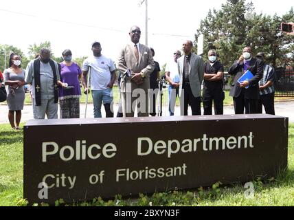 Florissant, États-Unis. 08 juin 2020. John Bowman Sr, président de la NAACP du comté de Saint-Louis, fait son discours à la conférence de presse de la Coalition du clergé métropolitain de Saint-Louis, à Florissant, Missouri, le lundi 8 juin 2020, Appeler le service de police de Florissant à tirer sur un policier qui avait l'habitude de faire courir un suspect qu'il pourchasse le 2 juin 2020. Après avoir frappé l'homme, l'officier a battu le suspect, tous pris sur vidéo d'une caméra de sonnette. L'agent est maintenant en congé payé. Photo de Bill Greenblatt/UPI crédit: UPI/Alay Live News Banque D'Images