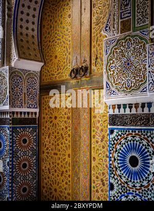 FÈS, MAROC - VERS MAI 2018 : détail de la porte à l'Al-Attarine Madrasa à Fès. La cour de ce petit madrasa Marinid est un exemple éblouissant de Banque D'Images