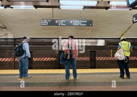 Les personnes qui se déplacent dans le métro se trouvent sur des marqueurs de distance sociale désignés, placés sur les plates-formes du métro, la phase 1 de la réouverture étant mise en œuvre à New York City et certains travailleurs non essentiels retournent au travail et les passagers reviennent en transports en commun, New York, NY, 8 juin 2020. Après près de deux mois et demi de fermeture, dans le cadre de la phase 1 de réouverture, la construction, le commerce de détail, le secteur manufacturier et le commerce de gros sont autorisés à reprendre, avec une estimation de 400,000 000 personnes qui retourneront au travail après deux mois et demi de « mise à l'abri ». (Anthony Behar/Sipa États-Unis) Banque D'Images