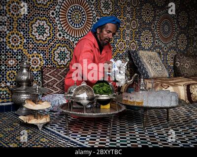 FÈS, MAROC - VERS MAI 2018 : homme marocain dans le thé traditionnel à Fès. Banque D'Images