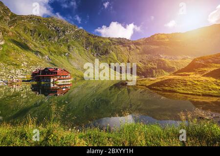 Beau lac Balea volcanique en haute altitude, dans les montagnes de Fagaras, Roumanie Banque D'Images