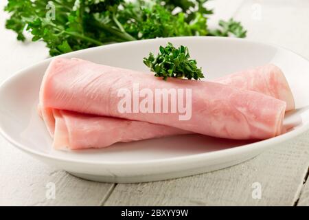 Jambon sur table en bois Banque D'Images