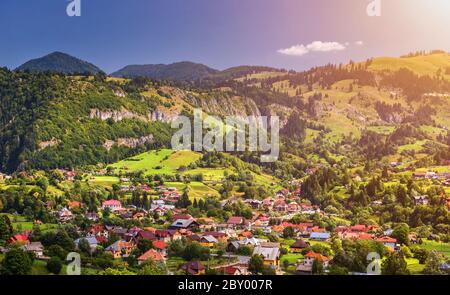 Alpine d'été Transylvanie Monument, paysage avec des champs verts et des vallées, les montagnes Piatra Craiului, Carpates, Transylvanie, Roumanie, Euro Banque D'Images