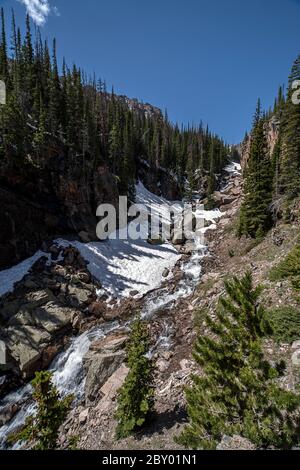 Glacier Falls sur le sentier Glacier gorge Trail jusqu'au Loch Vale et au Sky Pond dans le parc national de Rocky Mountain, Colorado Banque D'Images