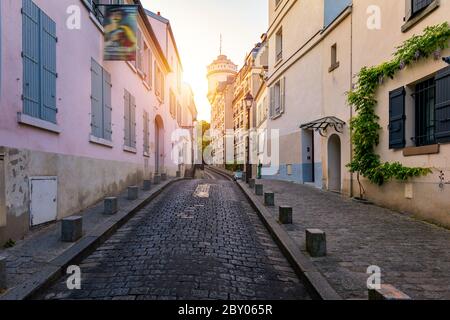 Quartier de Montmartre à Paris. Maisons sur route étroite au quartier de Montmartre à Paris. Vue sur rue confortable en quart de Montmartre à Paris, France. Archi Banque D'Images