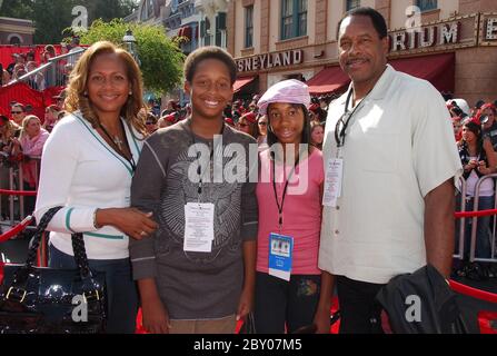 Dave Winfield et la famille à la première mondiale « Pirates des Caraïbes : à la fin du monde » qui s'est tenue à Disneyland à Anaheim, en Californie. L'événement a eu lieu le Satuday, le 19 mai 2007. Photo par: SBM / PictureLux - référence du fichier # 34006-5519SBMPLX Banque D'Images