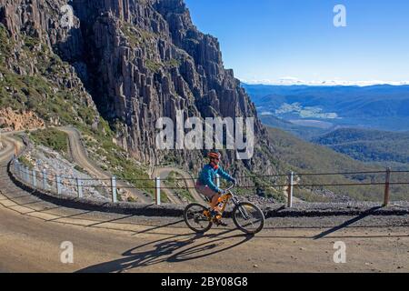 Pédaler sur Jacob's Ladder sur Ben Lomond, dans le nord de la Tasmanie Banque D'Images