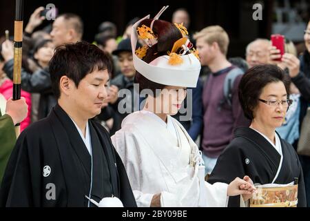 Tokyo Japon 30 octobre 2016 : couple se marient dans des vêtements traditionnels japonais au temple Meiji à Tokyo Banque D'Images