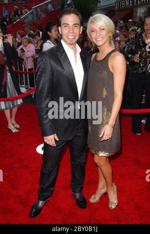 Apolo Anton Ohno et Julianne Hough à la première mondiale « Pirates des Caraïbes : à la fin du monde » qui s'est tenue à Disneyland à Anaheim, en Californie. L'événement a eu lieu le Satuday, le 19 mai 2007. Photo par: SBM / PictureLux - référence du fichier # 34006-5246SBMPLX Banque D'Images