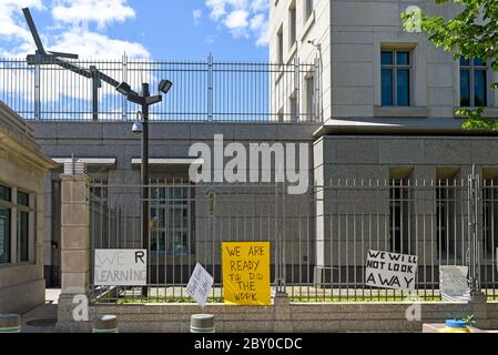 Ottawa, Canada - le 7 juin 2020 : des panneaux accrochés à la clôture de l'ambassade des États-Unis, qui était le lieu d'une manifestation de Black Lives après le meurtre de George Banque D'Images