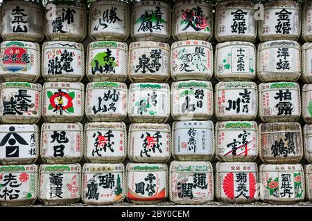 Tokyo Japon 30 octobre 2016 : fûts de saké utilisés pour fermenter le vin de riz exposé au sanctuaire Meiji Jingu à Tokyo Japon. Banque D'Images