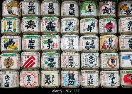 Tokyo Japon 30 octobre 2016 : fûts de saké utilisés pour fermenter le vin de riz exposé au sanctuaire Meiji Jingu à Tokyo Japon. Banque D'Images