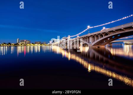 Mill Street Bridge sur Tempe Town Lake près de Phoenix, Arizona Banque D'Images